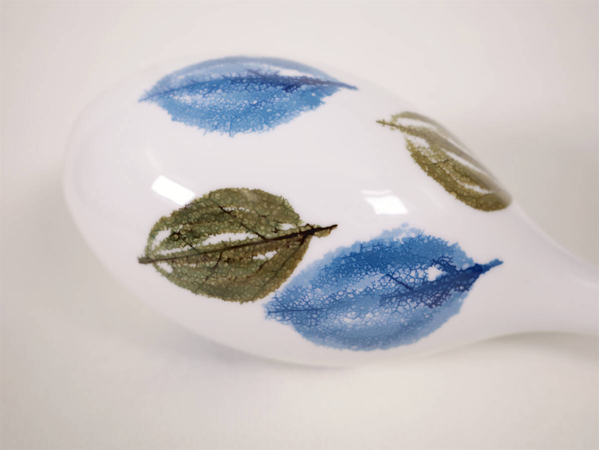 有田焼の人気陶芸家 日展作家 藤井朱明 染付木の葉文花瓶 箱無し 有田焼の人気陶芸家 日展作家 藤井朱明 染付木の葉文花瓶 箱無し