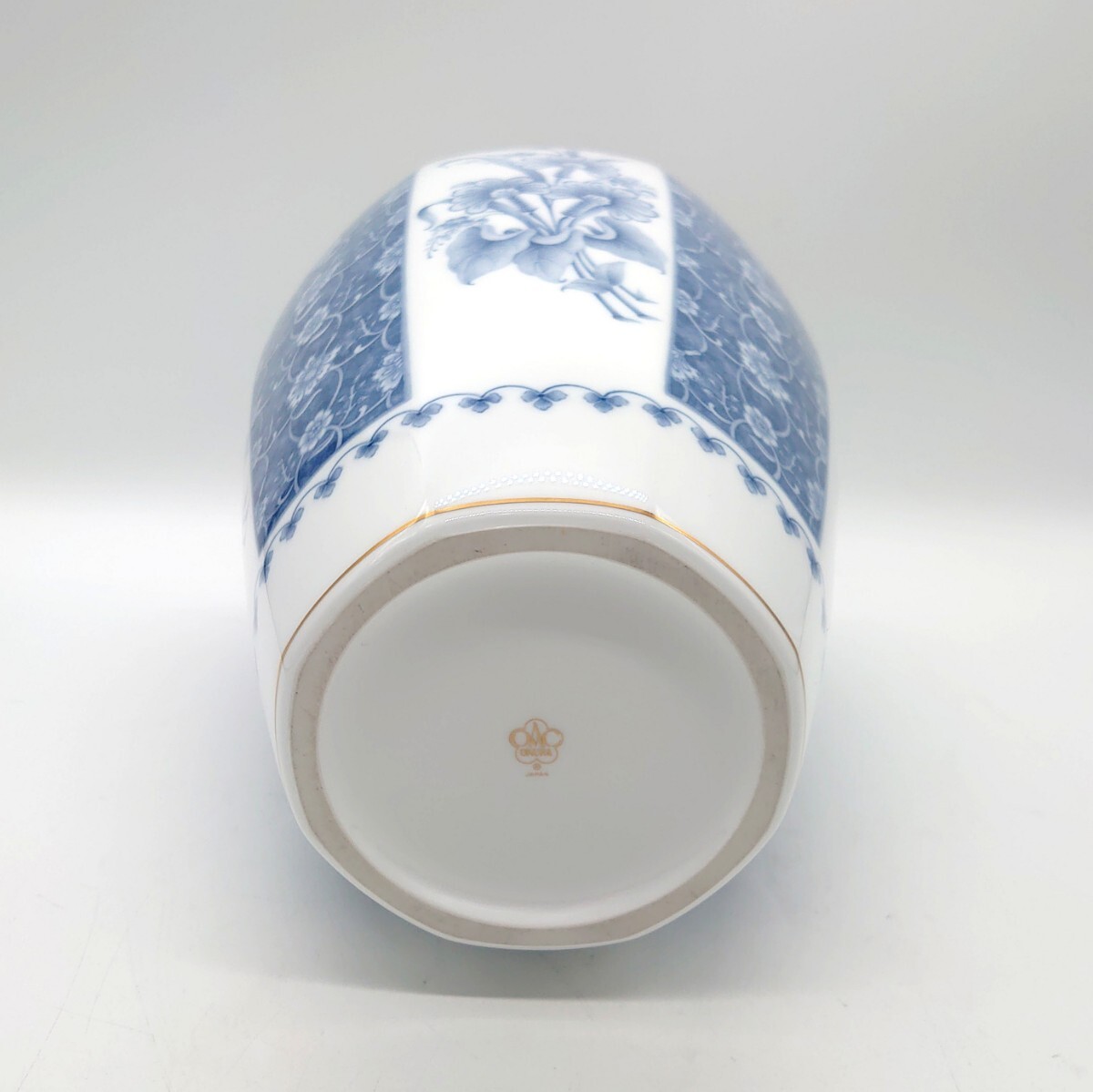 OKURA 大倉陶園 染付 唐草 呉須 白磁 フラワーベース 花瓶 花器 花入 壺 ツボ 八角 金彩 インテリア 置物 日本製 ブランド 美品 d-25x226_画像5