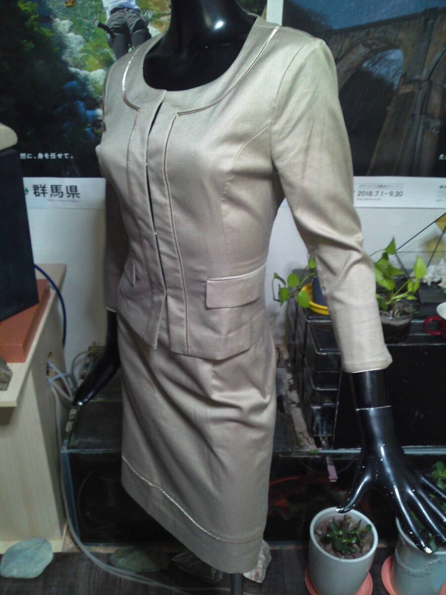 エステのお姉さんが著ていそうな制服スカートスーツ