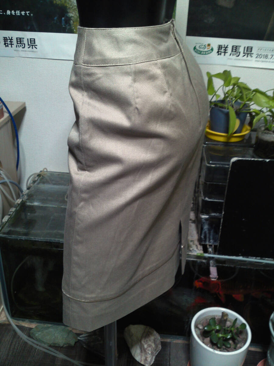 エステのお姉さんが著ていそうな制服スカートスーツ