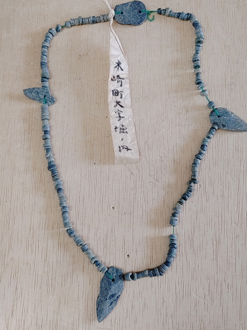 縄文期 瑠璃ガラス製 全身刻線蚕獣形勾玉 薄緑色 古墳時代 弥生