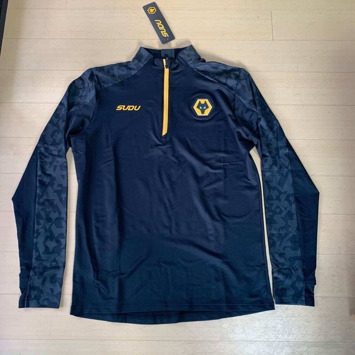 ウルバーハンプトンワンダラーズ　Sudu Wolves Pre-Match 1/4 Zip L/S Top - Black/Gold - 2024-2025　インポートMサイズ　ウルブス