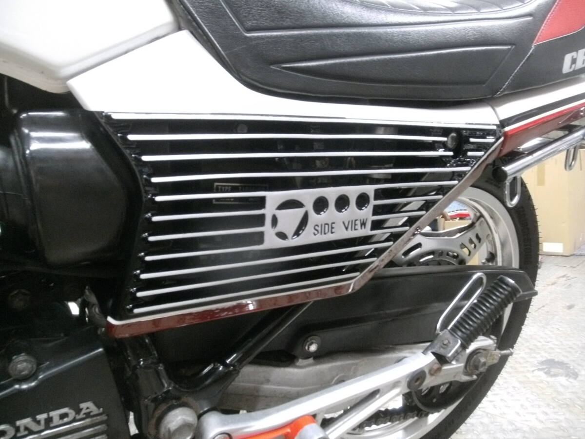 CBX400F CBX550F アルフィンサイドカバー 赤×白 サイドビュー CBX400F CBX550F アルフィンサイドカバー 赤×白 サイドビュー