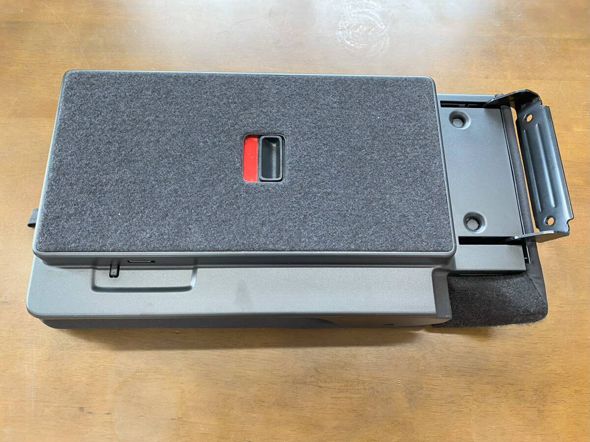 VW フォルクスワーゲン　ゴルフ７　ヴァリアント　アームレスト　肘掛　ひじ掛け　ドリンクホルダー　リア　純正_画像2