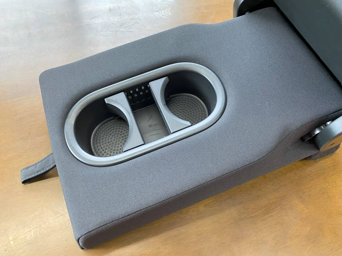 VW フォルクスワーゲン　ゴルフ７　ヴァリアント　アームレスト　肘掛　ひじ掛け　ドリンクホルダー　リア　純正_画像3