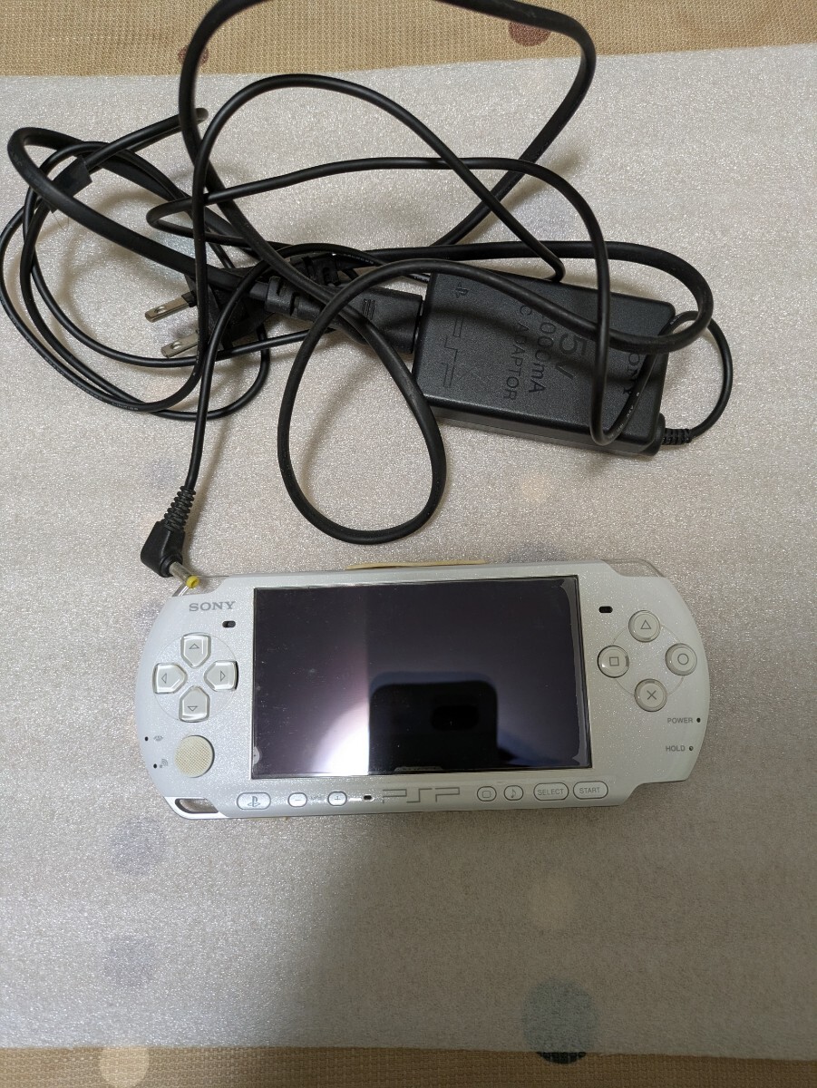 PSP中古 PSP本体3000番 箱と説明書無しと 充電アダプターと PSP中古 PSP本体3000番 箱と説明書無しと 充電アダプターと