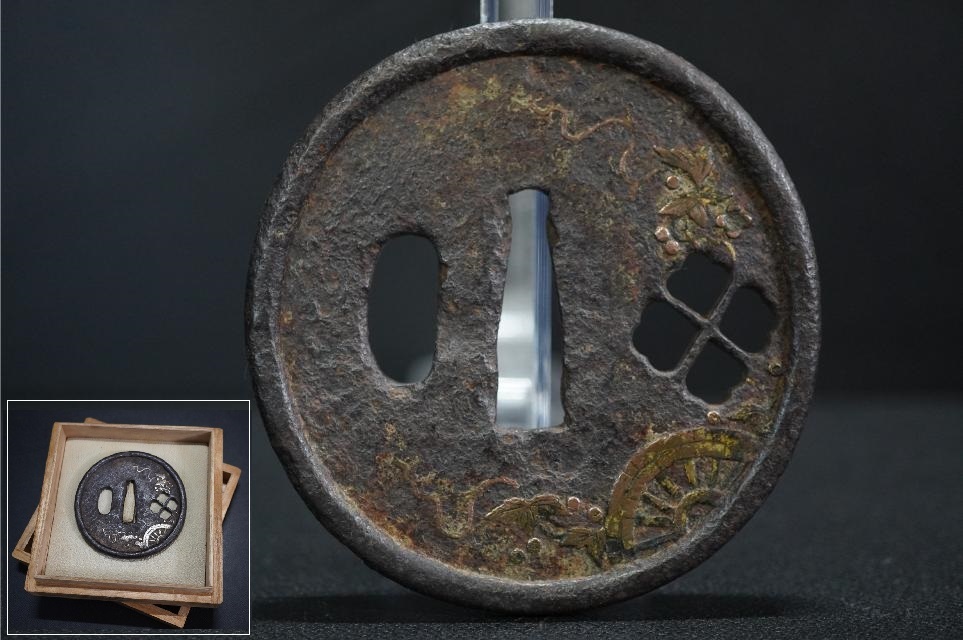 D5347-2 刀鍔 古甲冑師鍔 鉄地 土手耳 象嵌 唐草に源氏車図 花菱 D5347-2 刀鍔 古甲冑師鍔 鉄地 土手耳 象嵌 唐草に源氏車図 花菱