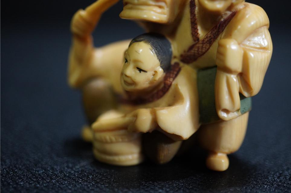 D5345-4 時代 提物 玉之 銘 獣牙彫彩色 [夫婦鬼人形舞] 根付