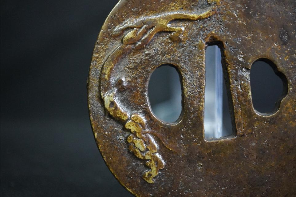 D5362-1 刀鍔 山銅地 鋤出彫 象嵌龍図鍔 大鍔80.3㎜ 薄鍔3.3 D5362-1 刀鍔 山銅地 鋤出彫 象嵌龍図鍔 大鍔80.3㎜ 薄鍔3.3
