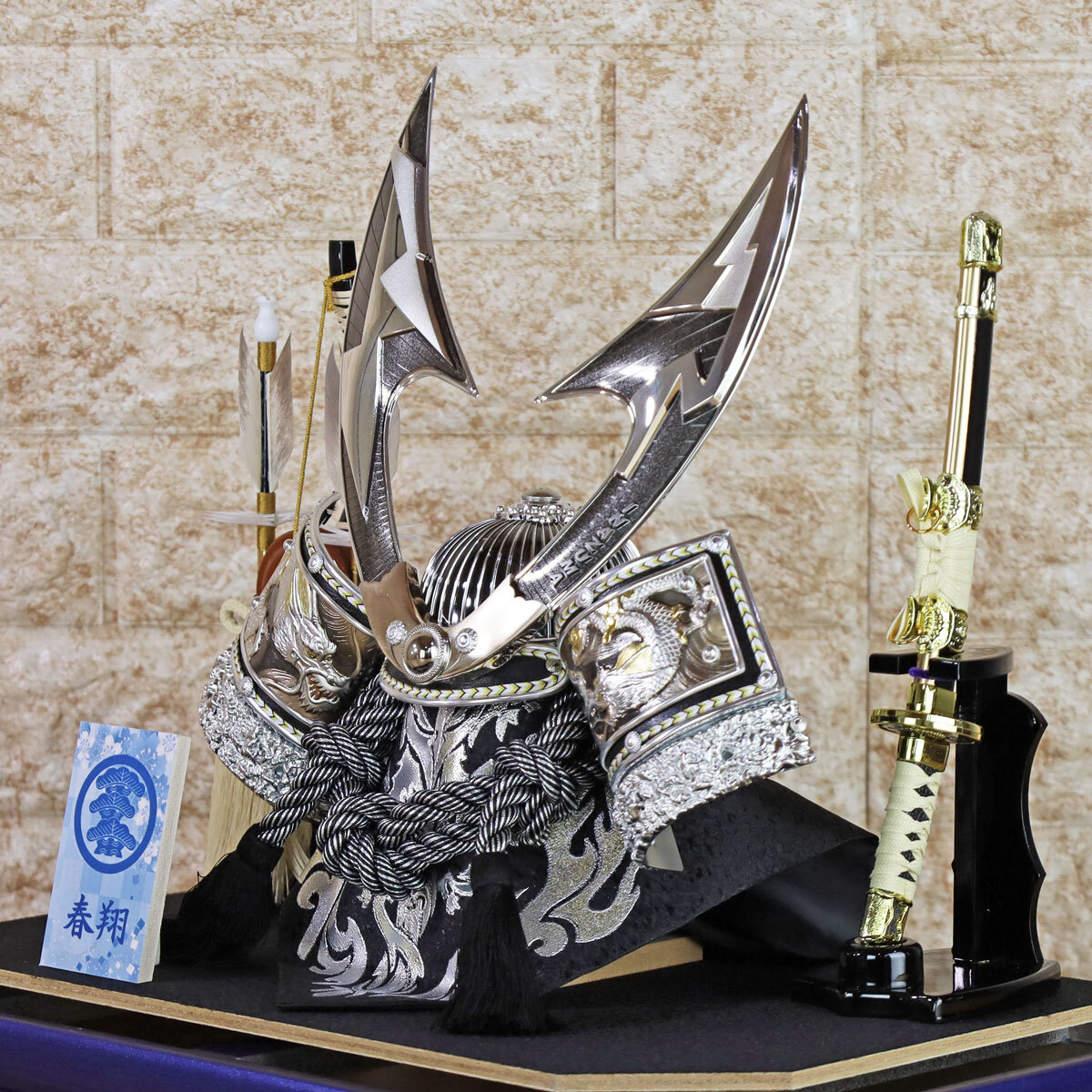 五月人形 兜飾り コンパクト おしゃれ モダン (銀龍 ブルー アクリル ケース入り 家紋 お名前木札付きR7-K-220) 5月人形 ケース飾り