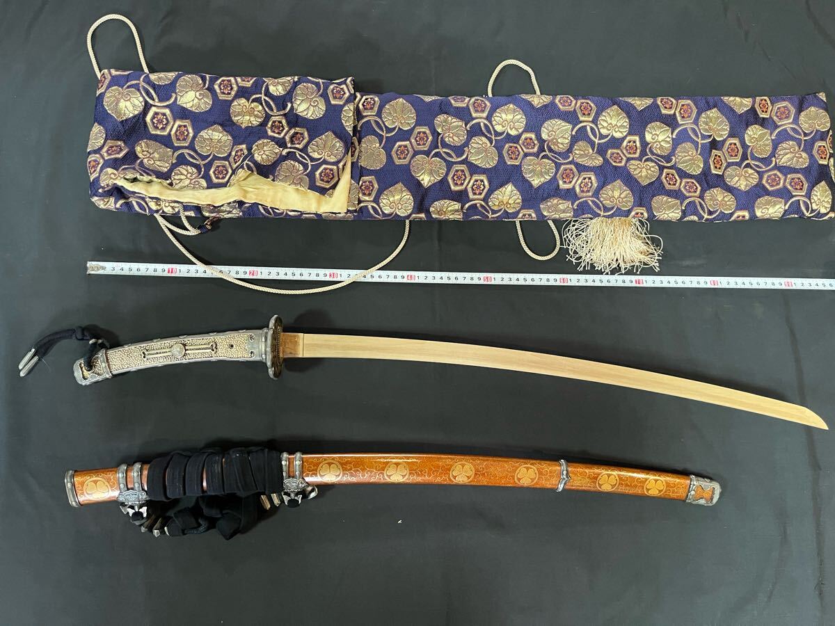 五三の桐 豪華拵え 家紋蒔絵 木製刀身 鍔・縁頭・鞘金具装飾 五三の桐 豪華拵え 家紋蒔絵 木製刀身 鍔・縁頭・鞘金具装飾