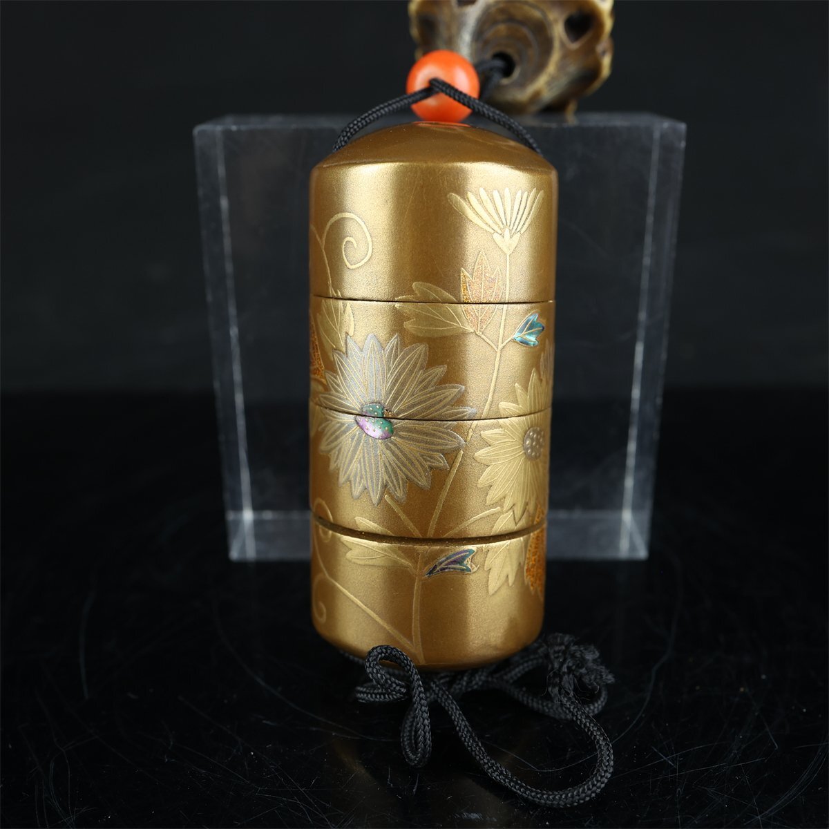 志】K1760 蒔絵丸印籠 時代物 花草図 四段 東洋彫刻 細密細工 緒 志】K1760 蒔絵丸印籠 時代物 花草図 四段 東洋彫刻 細密細工 緒