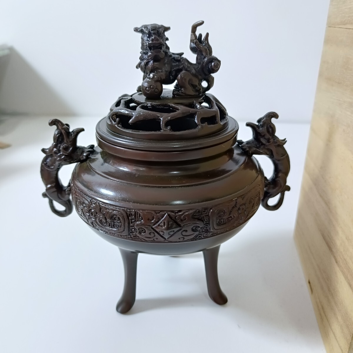 高岡銅器 銅製 堀井幸雲作 獅子摘龍耳三足香炉 共箱 直径11cm 幅 高岡銅器 銅製 堀井幸雲作 獅子摘龍耳三足香炉 共箱 直径11cm 幅