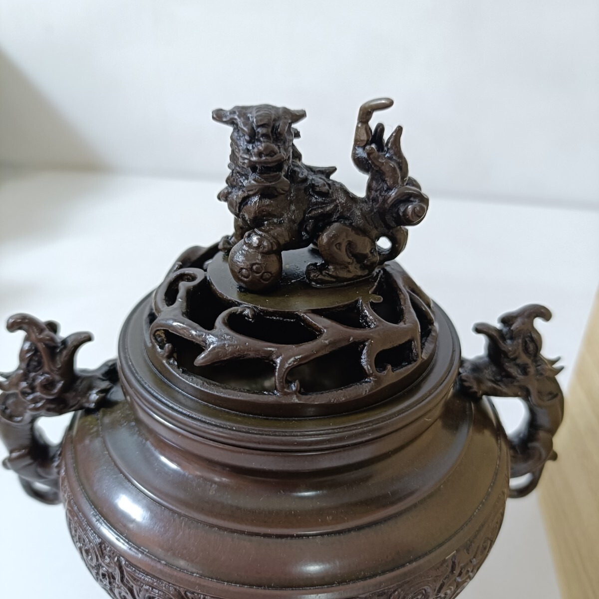 高岡銅器 銅製 堀井幸雲作 獅子摘龍耳三足香炉 共箱 直径11cm 幅 高岡銅器 銅製 堀井幸雲作 獅子摘龍耳三足香炉 共箱 直径11cm 幅