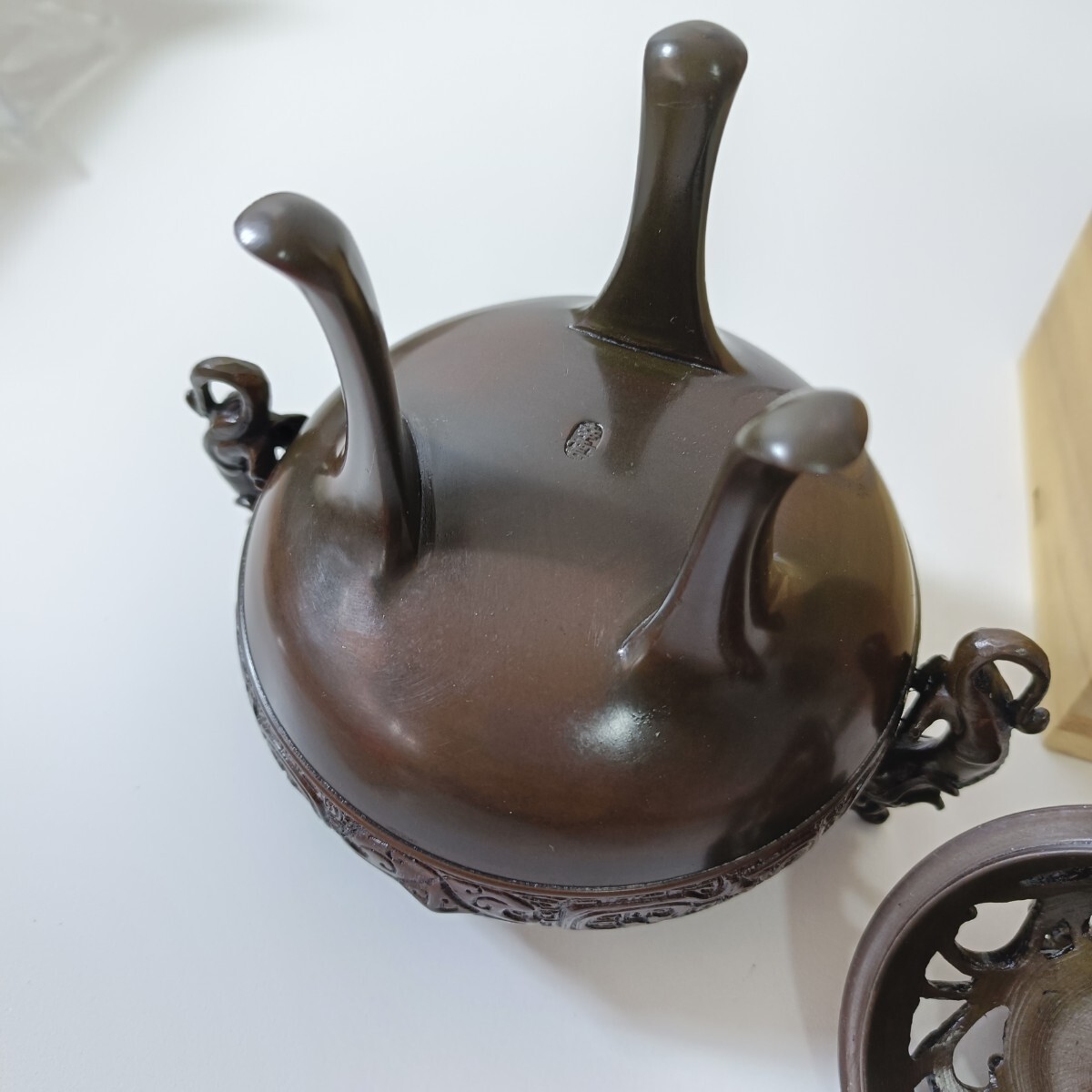 高岡銅器 銅製 堀井幸雲作 獅子摘龍耳三足香炉 共箱 直径11cm 幅 高岡銅器 銅製 堀井幸雲作 獅子摘龍耳三足香炉 共箱 直径11cm 幅