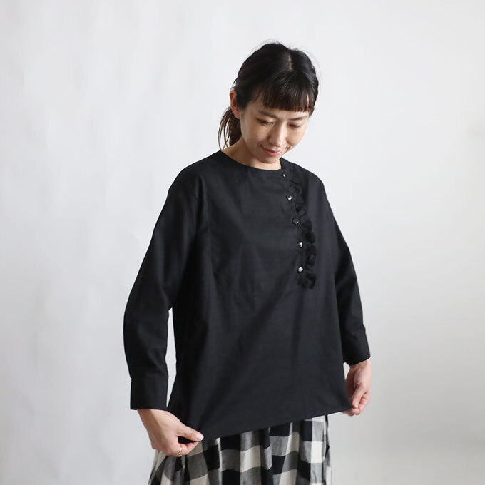 最終ＳＡＬＥ　ギマ擬麻コットン　胸元切り替え　フリルボタン　ゆったり　プルオーバー　ブラウス　シャツ　トップス　ブラック B53B