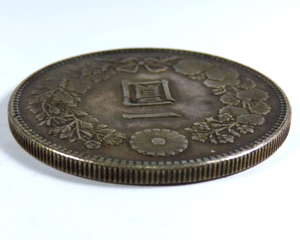 日本古銭 一圓銀貨 小型 明治二十四年 重量約27.1g 直径約38.1mm 日本古銭 一圓銀貨 小型 明治二十四年 重量約27.1g 直径約38.1mm