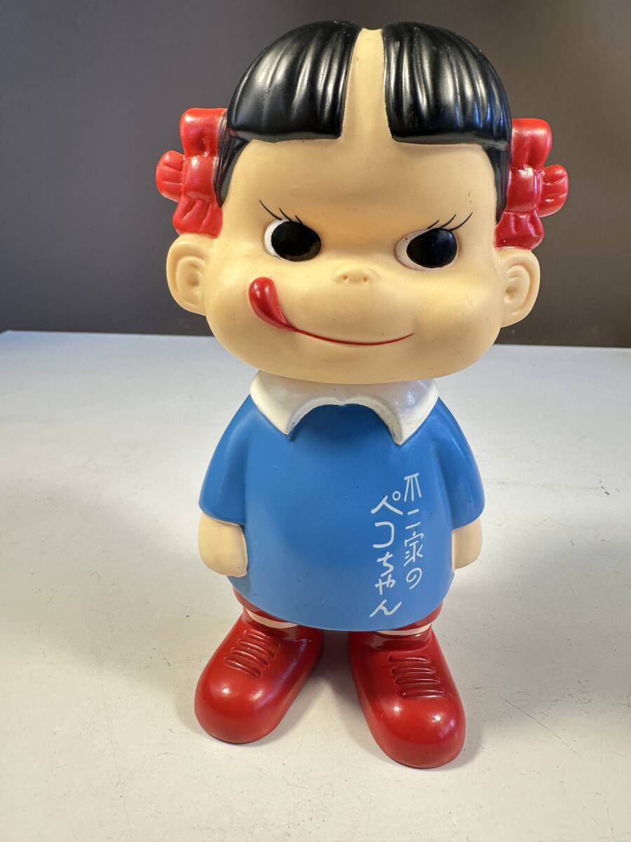 不二家 ペコちゃん 園児服/ソフビ人形/貯金箱/全長18㎝ - その他 不二家 ペコちゃん 園児服/ソフビ人形/貯金箱/全長18㎝ - その他