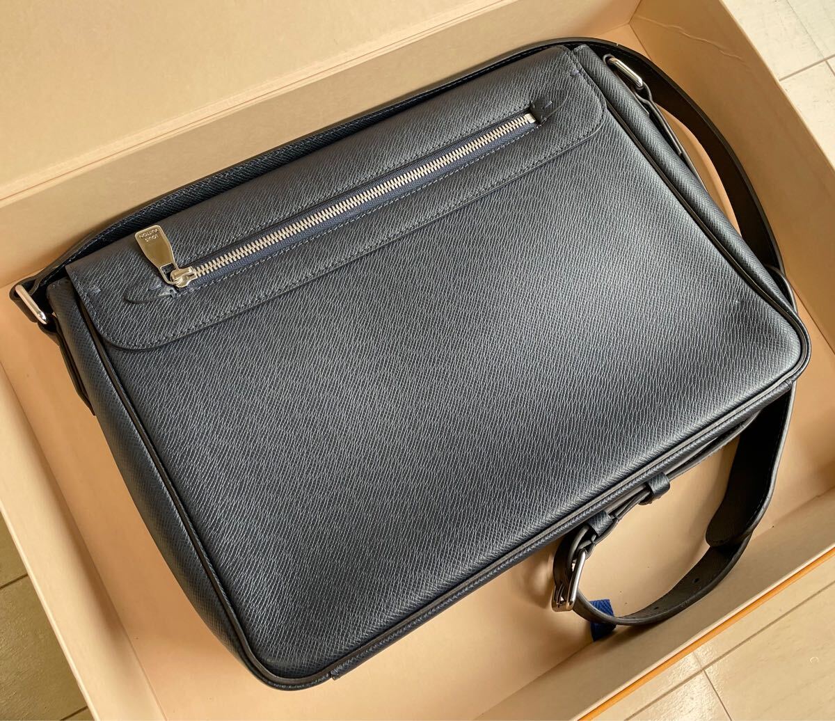 Louis Vuitton Roman MM Taiga ショルダーバッグ_画像3