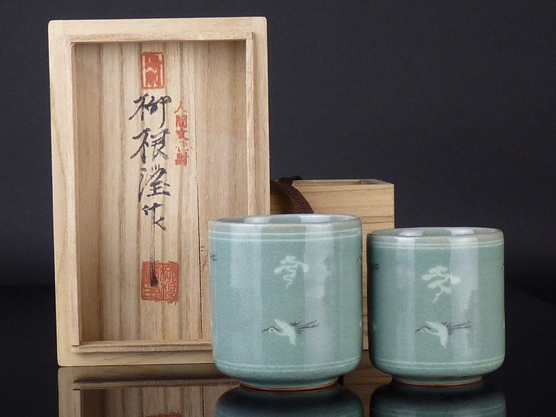 扇屋】柳海剛(柳根瀅) 作 青磁湯呑 共箱 韓国人間文化財 高麗 扇屋】柳海剛(柳根瀅) 作 青磁湯呑 共箱 韓国人間文化財 高麗