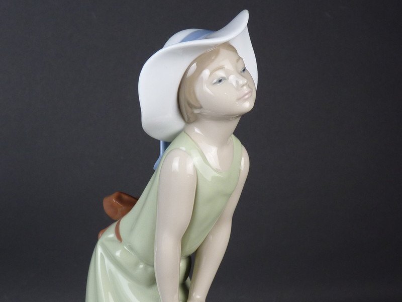 扇屋】リヤドロ 鏡の前で(若草色の少女)高さ 約23cm 幅 約11cm 扇屋】リヤドロ 鏡の前で(若草色の少女)高さ 約23cm 幅 約11cm