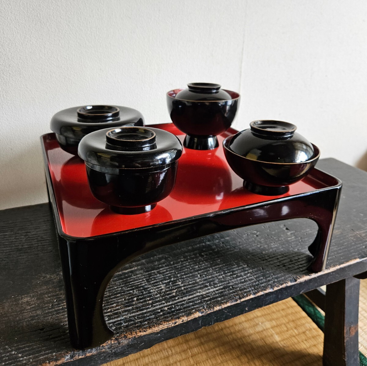 日本のアンティーク 漆塗り 木製のお膳 一式セット 漆器 蓋物 日本のアンティーク 漆塗り 木製のお膳 一式セット 漆器 蓋物