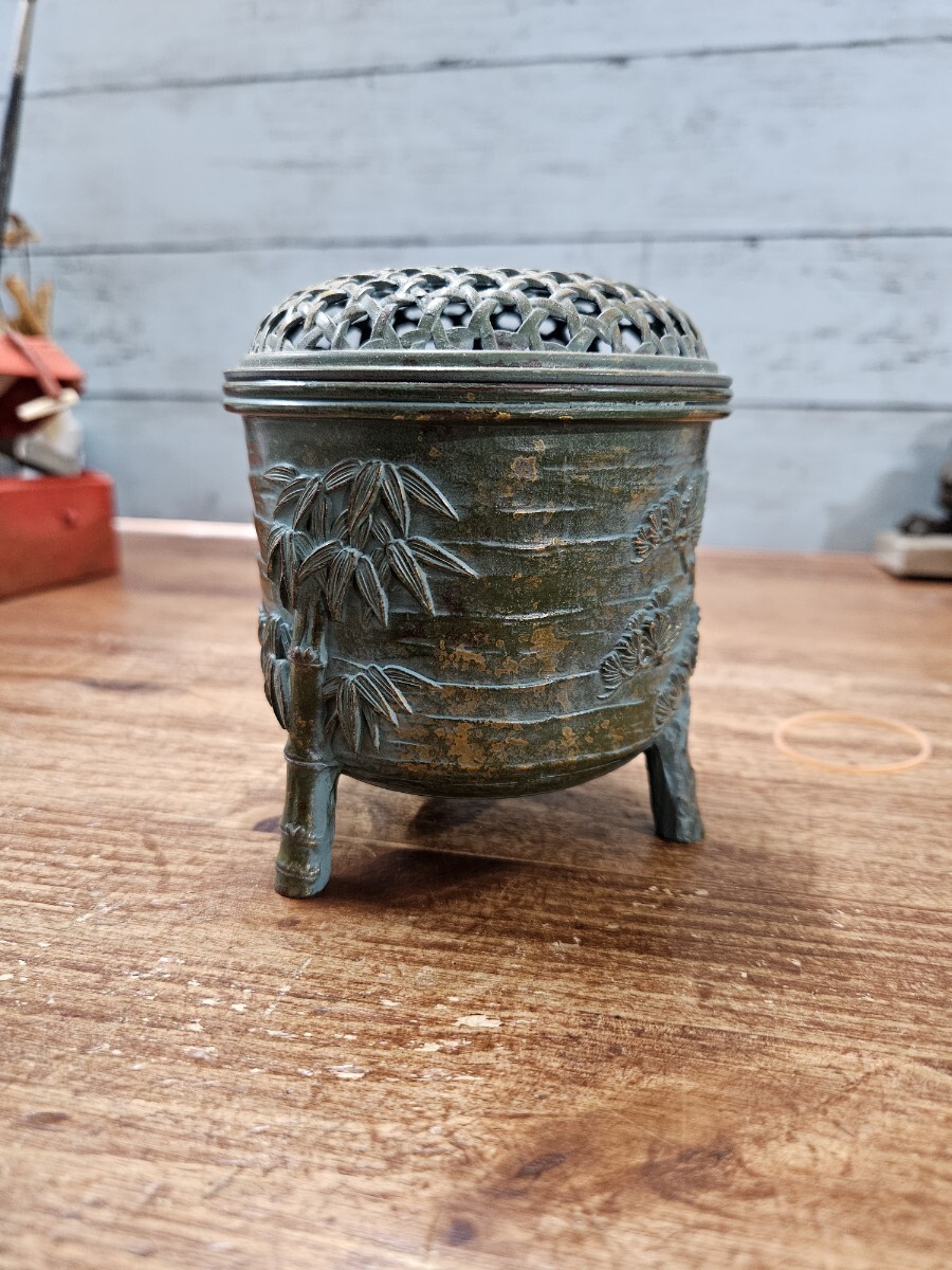 高岡銅器 精山造 蝋型鋳造 香炉 編目透蓋　松竹梅紋 三足 茶道具 金属工芸 銅製 ヴィンテージ オブジェ_画像2
