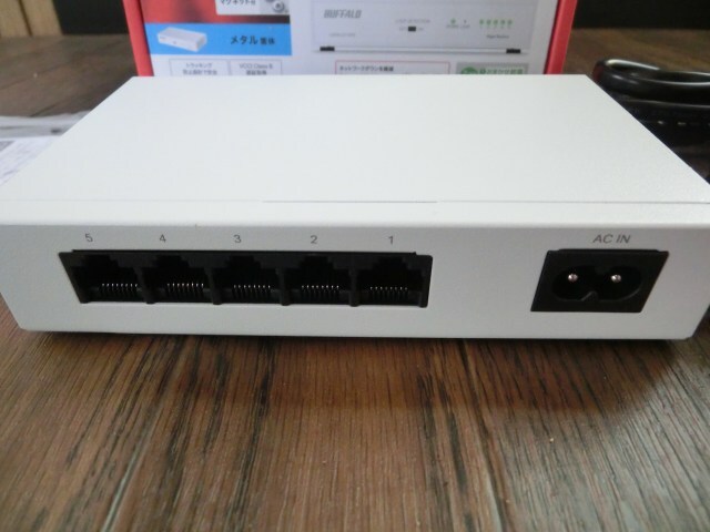 !![7C24②b] Buffalo BUFFALO Giga соответствует металл блок источник питания встроенный 5 порт LSW6-GT-5NS белый переключение ступица орнамент установка соответствует!!