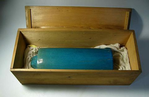 古瓦 青瓦 1592年文禄の役で焼失した昌徳宮、宣政殿の青瓦 The roofing tile of Chandeokgung 朝鮮 韓国 国宝_画像1