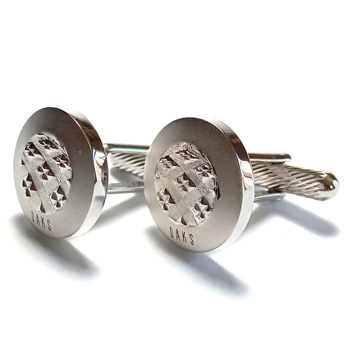 【dkc217】新品　DAKS　ダックス　カフス　カフリンクス　シルバー　ラウンド　チェックライン　ブランドロゴ　定価11,000円_画像2