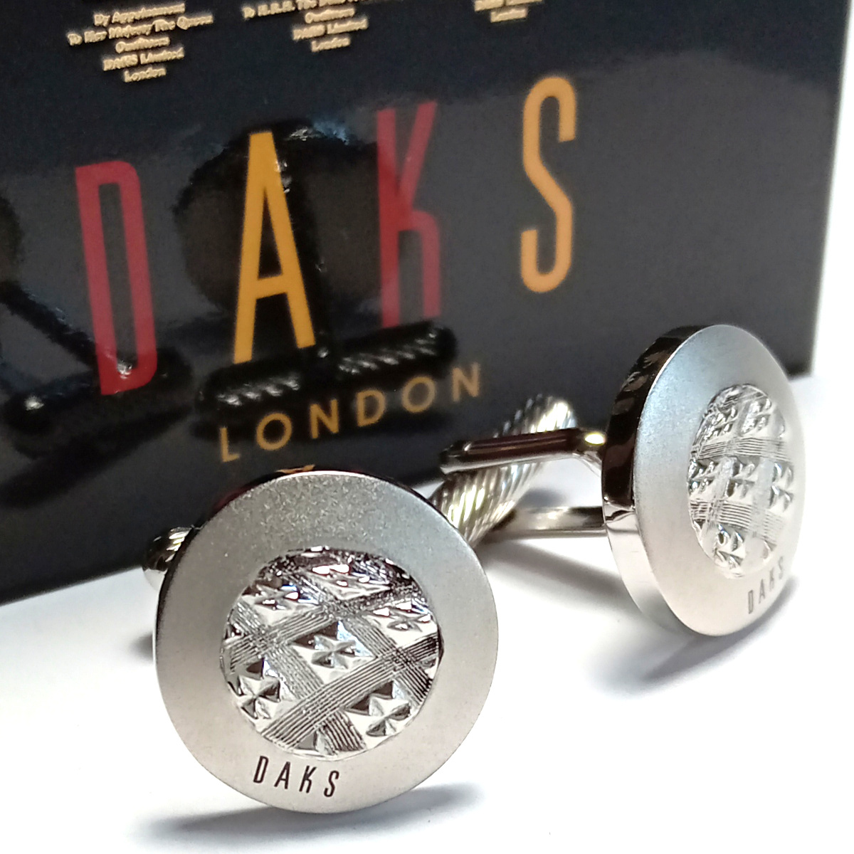 【dkc217】新品　DAKS　ダックス　カフス　カフリンクス　シルバー　ラウンド　チェックライン　ブランドロゴ　定価11,000円_画像1