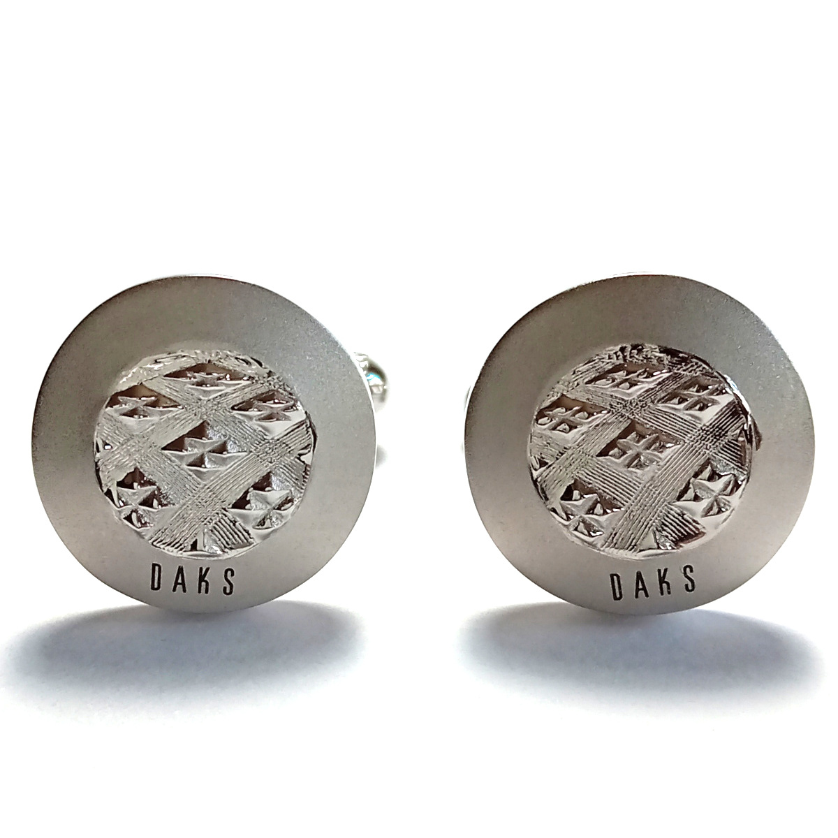 【dkc217】新品　DAKS　ダックス　カフス　カフリンクス　シルバー　ラウンド　チェックライン　ブランドロゴ　定価11,000円_画像4