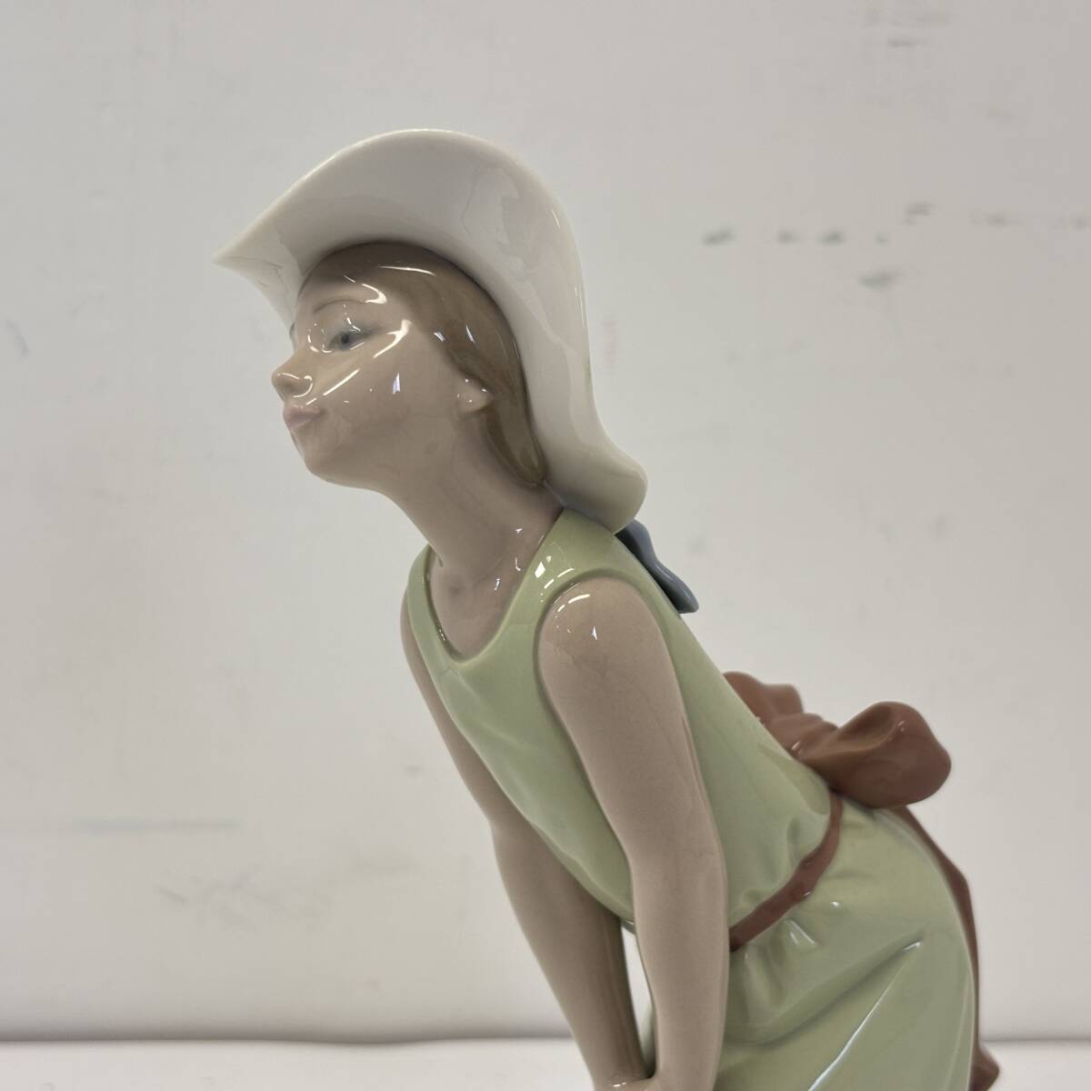 LLADRO リヤドロ 『 鏡の前で 』 若草色の少女 リヤドロ】【鏡の前で（若草色の少女）】【5009】