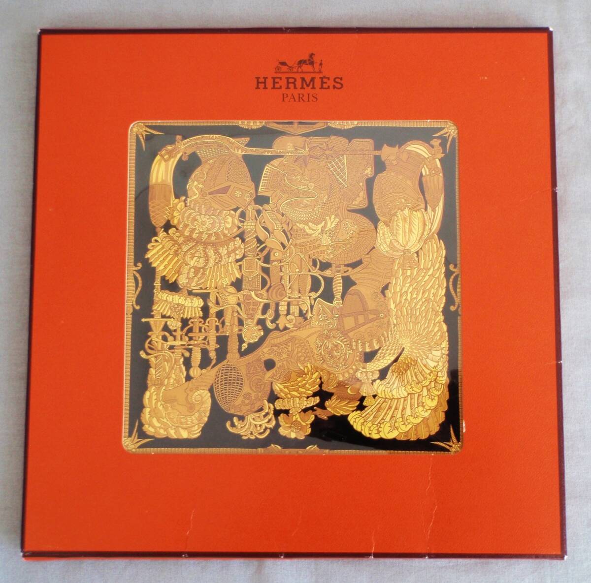 未使用品】 HERMES エルメス カレ90 ARMETS en PANACHE 羽飾りの 未使用品】 HERMES エルメス カレ90 ARMETS en PANACHE 羽飾りの