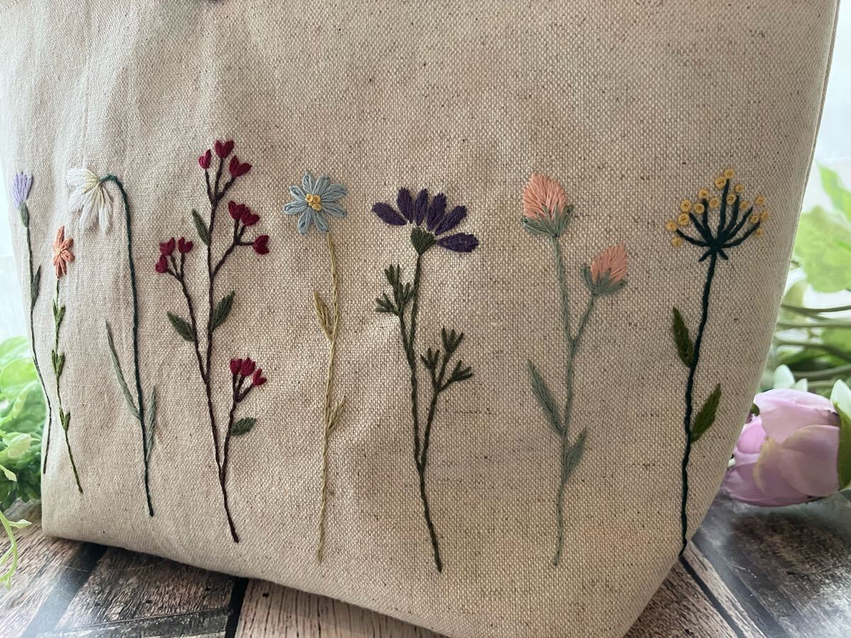 handmade野花の手刺繍 トートバッグ(內(nèi)布いちご柄)ハンドメイド　コットンリネン 花柄