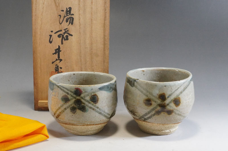 e335】人気作家 【河井寛次郎】 呉須辰砂花文 湯呑一対 共箱付 e335】人気作家 【河井寛次郎】 呉須辰砂花文 湯呑一対 共箱付