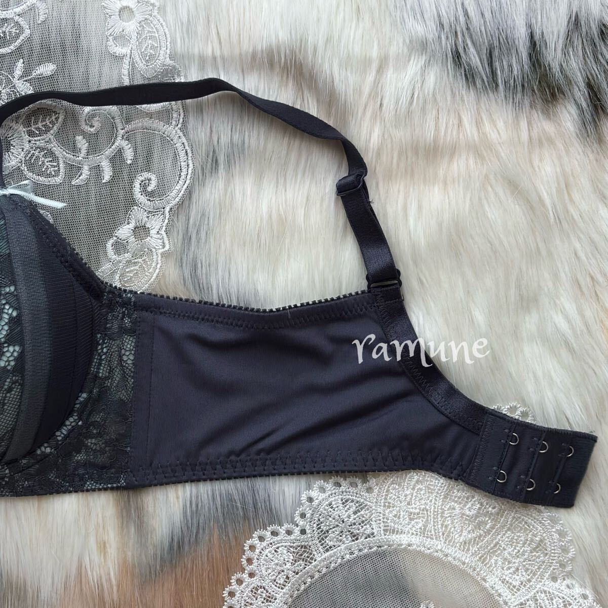 【トリンプ A70/M チャコール×ブルー】新品 Triumph ブラジャーショーツセット パッド付き 脇高タック入り 美バスト 盛りブラ Aカップ