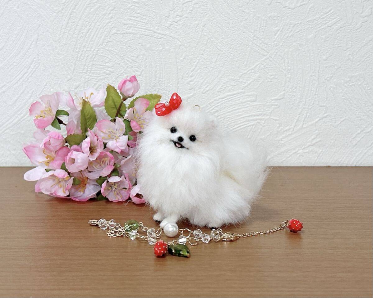 momo++羊毛フェルト・犬☆ホワイト ポメラニアン☆苺のバッグ momo++羊毛フェルト・犬☆ホワイト ポメラニアン☆苺のバッグ