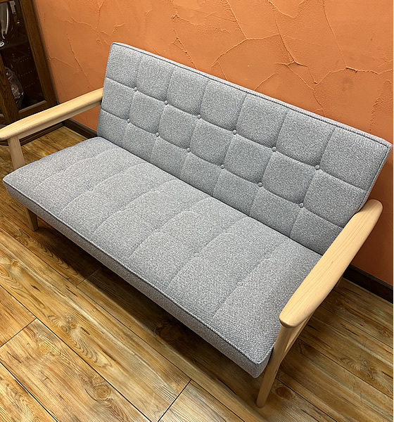 ●〇 カリモク60 Kチェア2シーター ミストグレー ブナ／ピュアビーチ【未使用品】店頭お渡し歓迎?橫浜 〇●