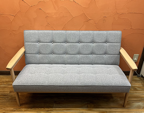 ●〇 カリモク60 Kチェア2シーター ミストグレー ブナ／ピュアビーチ【未使用品】店頭お渡し歓迎?橫浜 〇●