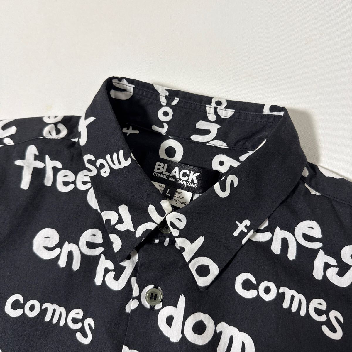 美品 AD 2019 BLACK COMME des GARCONS プリント シャツ L ブラック コムデギャルソン shirt freedom ロゴ