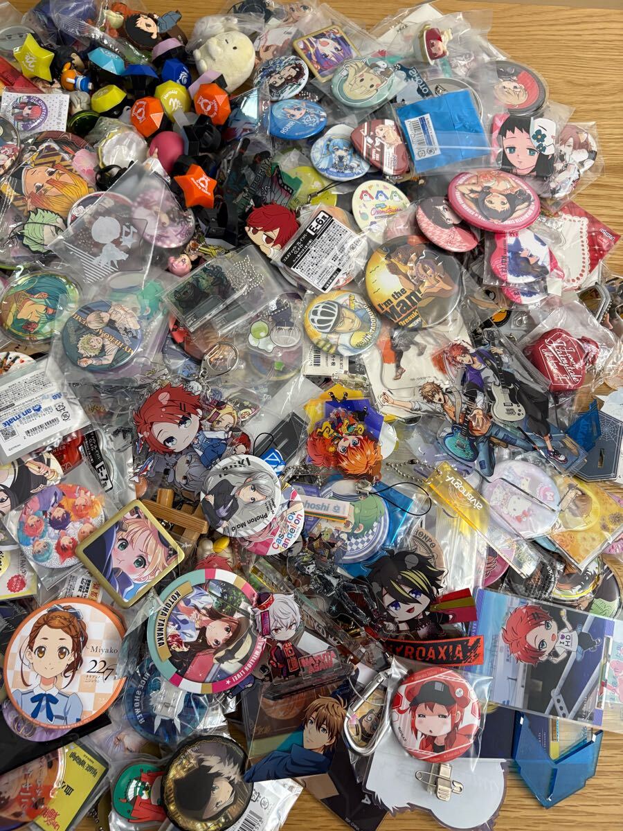 アニメ雑貨 約600点 缶バッジ キーホルダー アクスタ ストラップ アニメ雑貨 約600点 缶バッジ キーホルダー アクスタ ストラップ