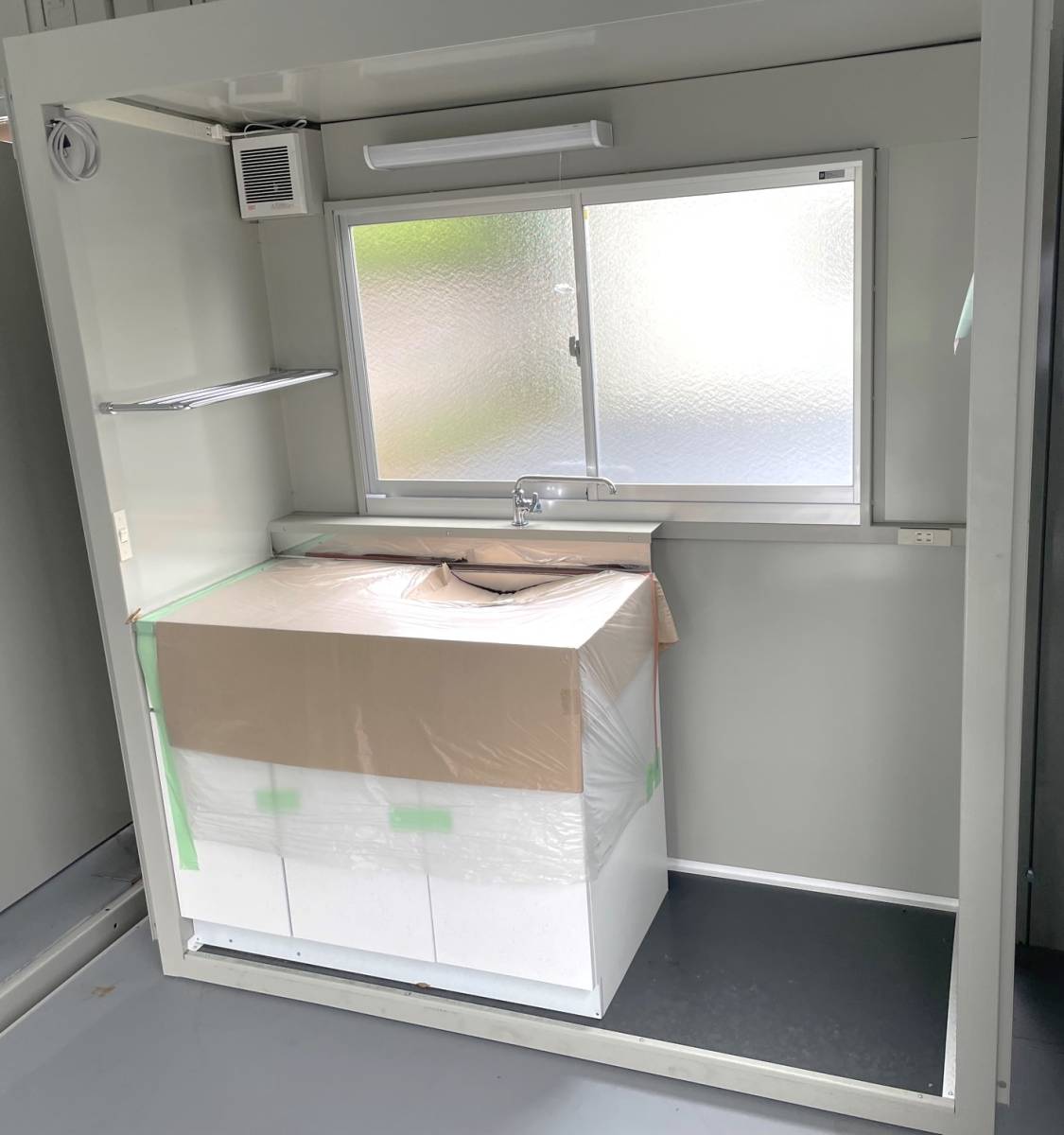 ☆メ-カ-整備☆新品親子ドア エアコン付 中古4坪ユニットハウス ☆メ-カ-整備☆新品親子ドア エアコン付 中古4坪ユニットハウス