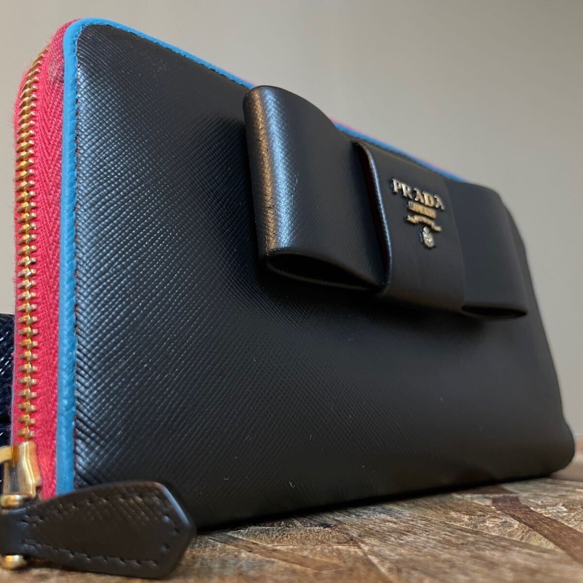 一円 美品 PRADA プラダ サフィアーノレザー ブラック ラウンド 一円 美品 PRADA プラダ サフィアーノレザー ブラック ラウンド