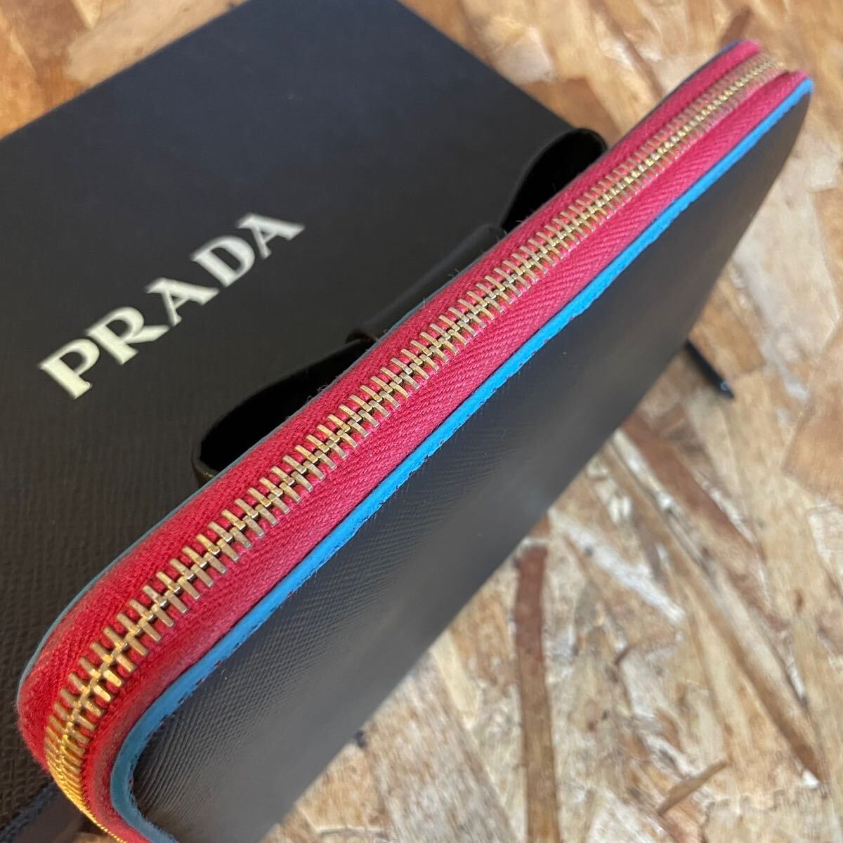 一円 美品 PRADA プラダ サフィアーノレザー ブラック ラウンド 一円 美品 PRADA プラダ サフィアーノレザー ブラック ラウンド