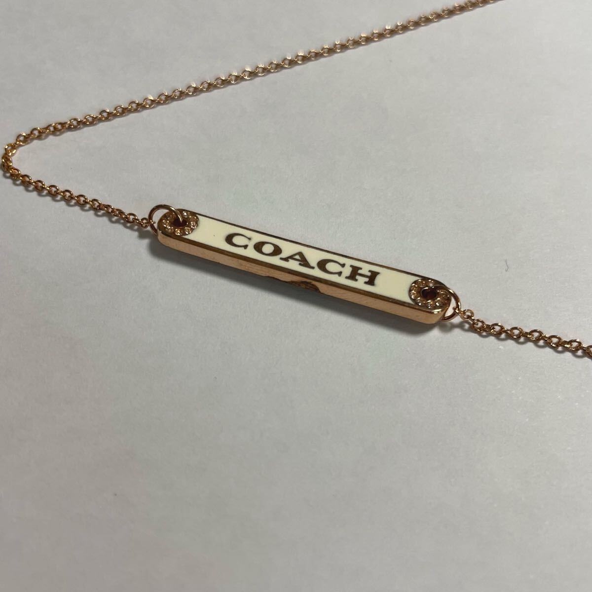 COACH メタル ロゴ プレート コーチ　ラインストーン　ネックレス　ホワイト　レディース　アクセサリー ペンダント