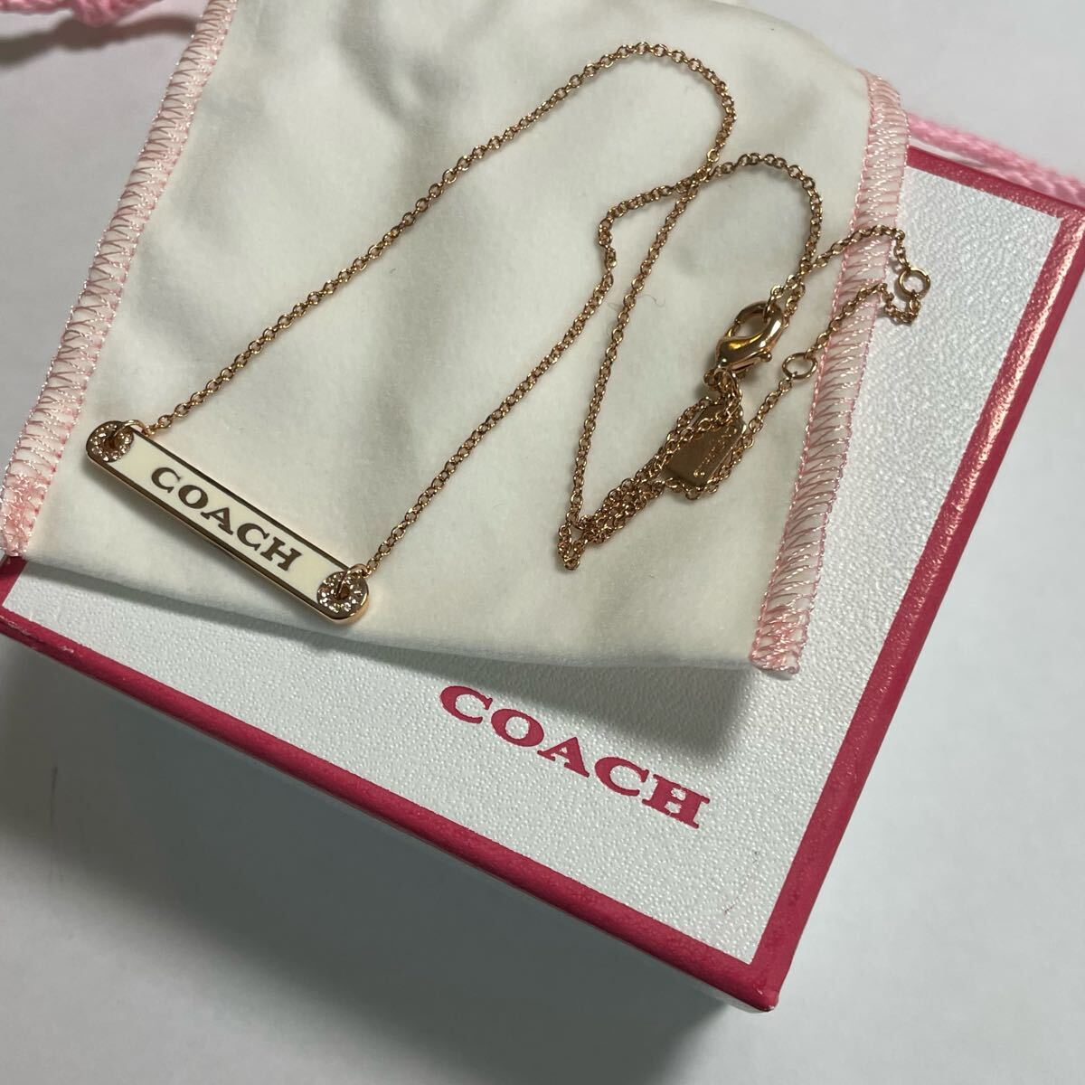 COACH メタル ロゴ プレート コーチ　ラインストーン　ネックレス　ホワイト　レディース　アクセサリー ペンダント