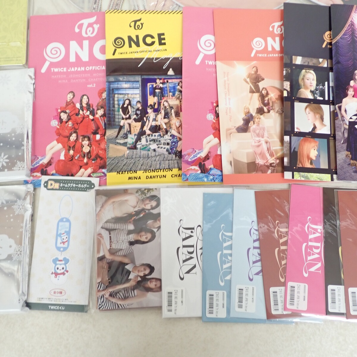 TWICE サナ グッズ まとめ売り 缶バッジ トレカ うちわ - メルカリ