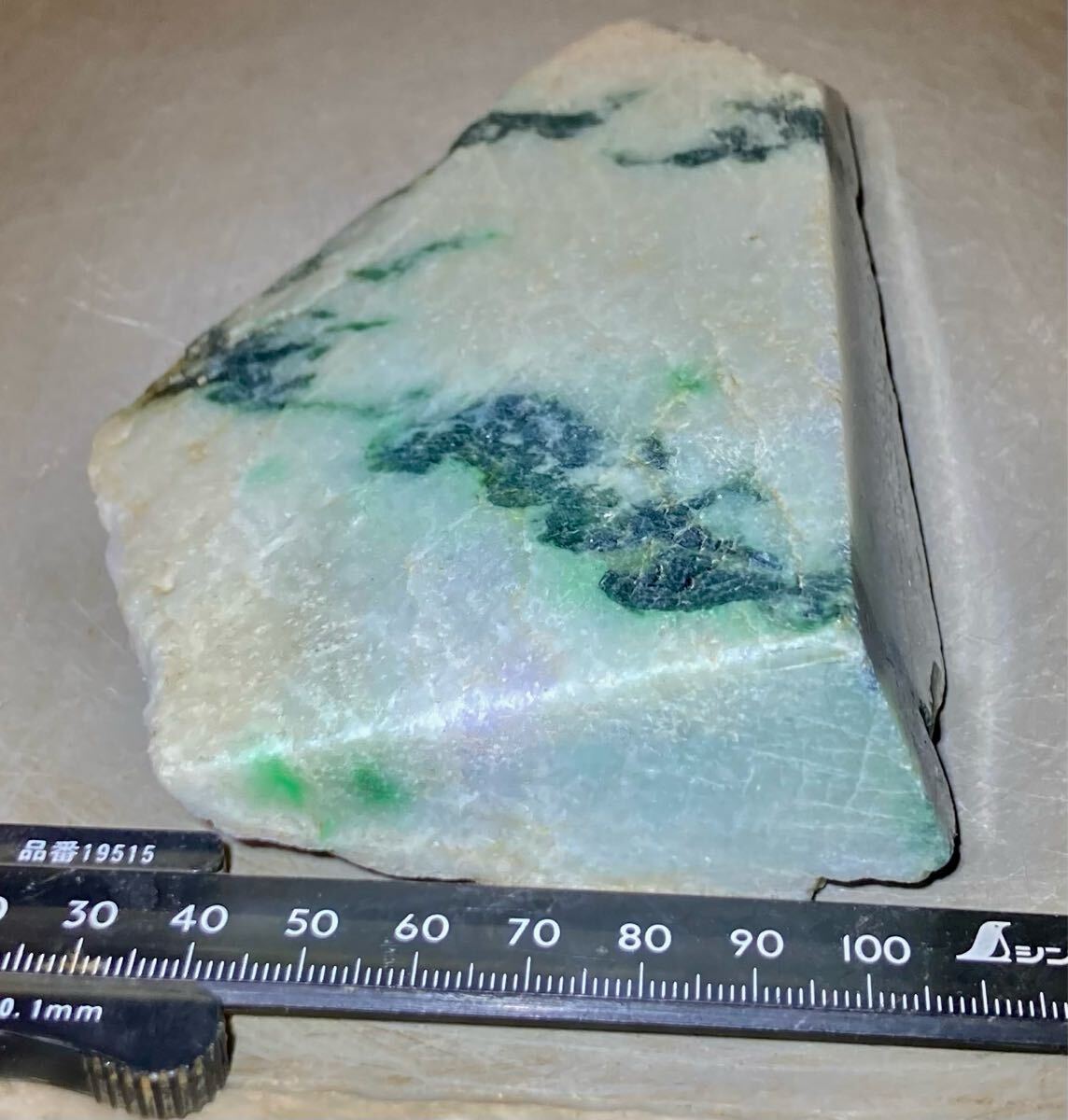 ミャンマー産大きな天然本翡翠原石526g3面カット磨き無し ミャンマー産大きな天然本翡翠原石526g3面カット磨き無し