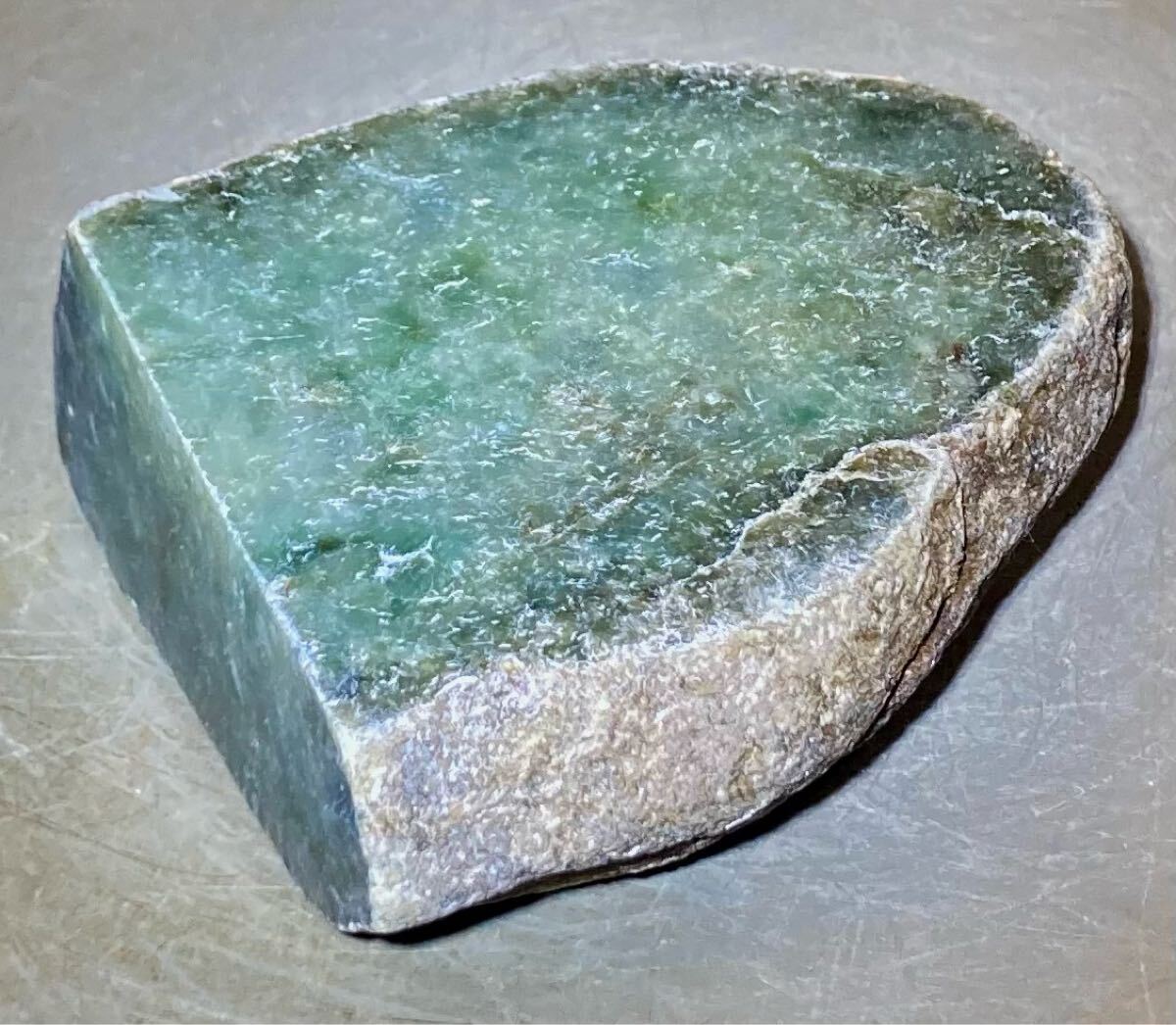 ミャンマー産大きな天然本翡翠原石520g2面カット内1面のみ荒磨き ミャンマー産大きな天然本翡翠原石520g2面カット内1面のみ荒磨き